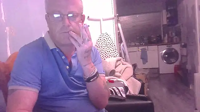Snapshot of hefin18 chatting on 10/02/25, 08:12 hefin18 online show from 10/02/25, 08:12