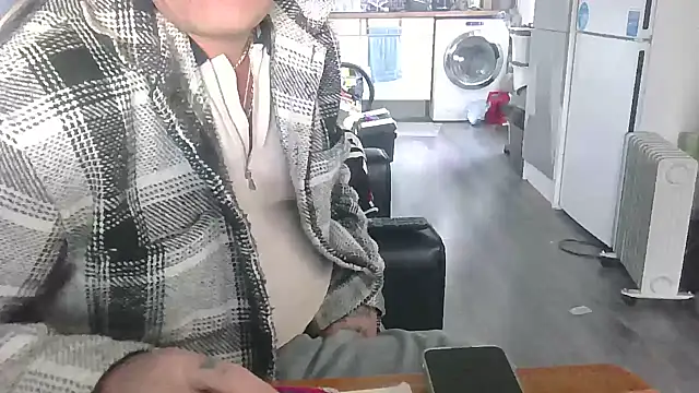 Snapshot of hefin18 chatting on 01/24/25, 01:57 hefin18 online show from 01/24/25, 01:57
