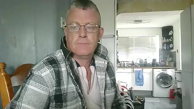 Snapshot of hefin18 chatting on 02/17/25, 01:11 hefin18 online show from 02/17/25, 01:11