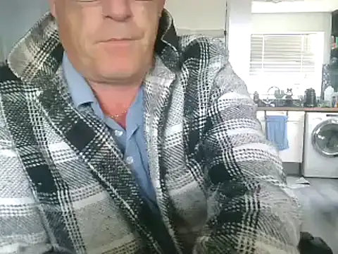 Snapshot of hefin18 chatting on 01/27/25, 12:37 hefin18 online show from 01/27/25, 12:37