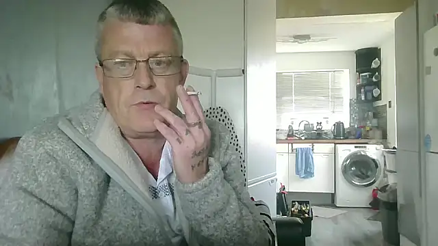 Snapshot of hefin18 chatting on 03/04/25, 02:42 hefin18 online show from 03/04/25, 02:42