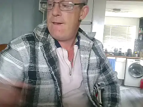 Snapshot of hefin18 chatting on 02/10/25, 12:50 hefin18 online show from 02/10/25, 12:50