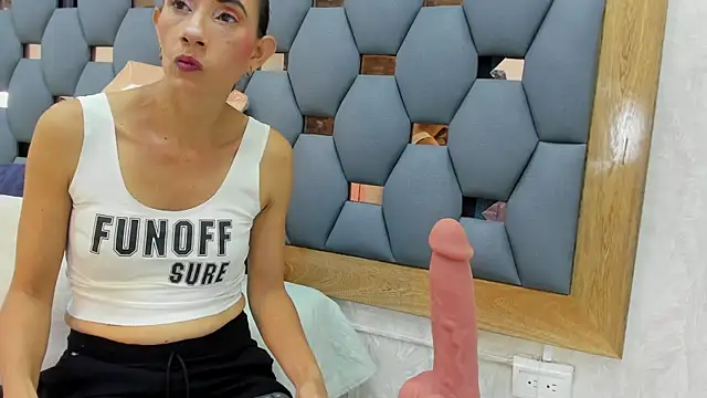 crystal sm online show from 12/04/25, 03:16