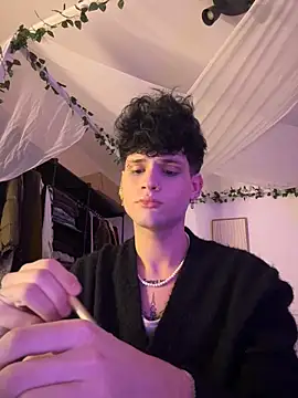 Snapshot of tyler_boo chatting on 12/22/25, 08:31 tyler boo online show from 12/22/25, 08:31