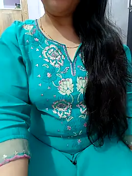 Snapshot of roshni_agrawal0 chatting on 10/19/25, 04:32 roshni agrawal0 online show from 10/19/25, 04:32