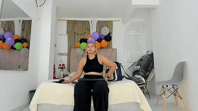 Snapshot of Lady_miss___ chatting on 10/27/25, 11:44 Lady miss online show from 10/27/25, 11:44