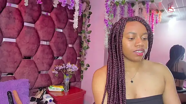 Snapshot of Thiana_Taylor chatting on 12/17/25, 07:41 Thiana Taylor online show from 12/17/25, 07:41