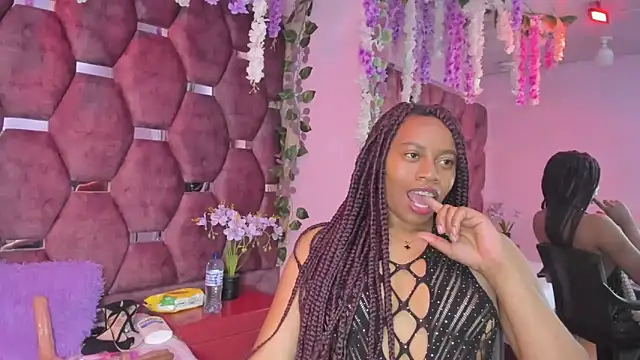 Snapshot of Thiana_Taylor chatting on 12/18/25, 07:29 Thiana Taylor online show from 12/18/25, 07:29