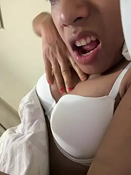 Snapshot of Ladyboyluxe chatting on 02/28/26, 01:05 Ladyboyluxe online show from 02/28/26, 01:05