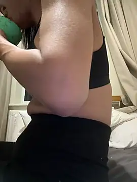 Snapshot of Ladyboyluxe chatting on 02/21/26, 04:58 Ladyboyluxe online show from 02/21/26, 04:58