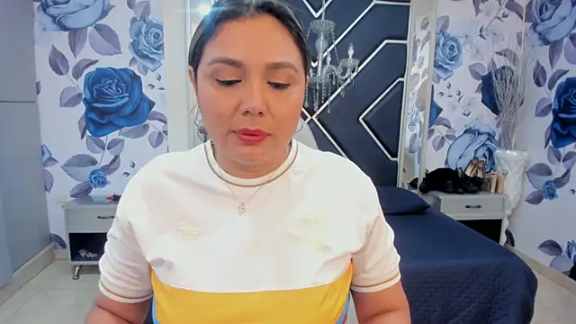 Snapshot of LatinaHoleQueen chatting on 10/15/25, 02:25 LatinaHoleQueen online show from 10/15/25, 02:25