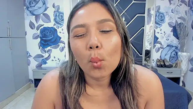 LatinaHoleQueen online show from 11/12/25, 02:32