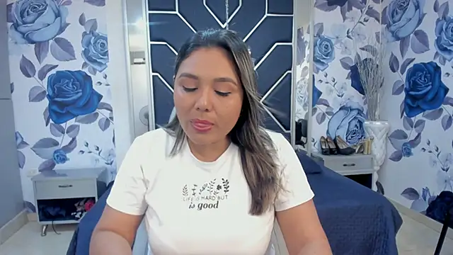 LatinaHoleQueen online show from 11/11/25, 02:23