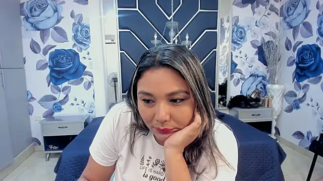 Snapshot of LatinaHoleQueen chatting on 10/08/25, 02:18 LatinaHoleQueen online show from 10/08/25, 02:18