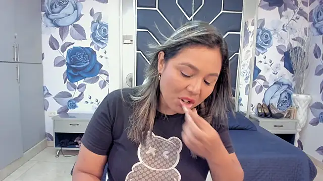 LatinaHoleQueen online show from 11/10/25, 02:33