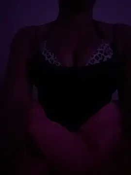 th33h0neyb33 online show from 12/14/25, 06:30