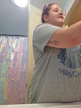 Snapshot of nuttiebuddy1 chatting on 09/18/25, 03:09 nuttiebuddy1 online show from 09/18/25, 03:09