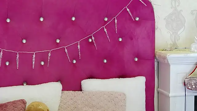 Snapshot of AlexisDevine chatting on 12/05/25, 05:28 AlexisDevine online show from 12/05/25, 05:28