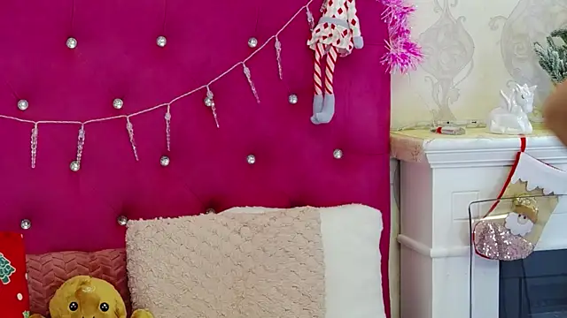 Snapshot of AlexisDevine chatting on 12/15/25, 05:24 AlexisDevine online show from 12/15/25, 05:24