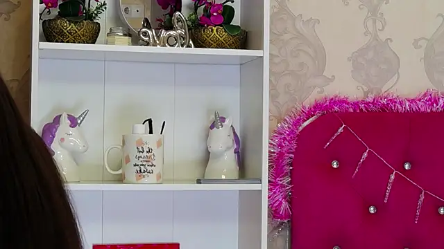 Snapshot of AlexisDevine chatting on 12/19/25, 05:21 AlexisDevine online show from 12/19/25, 05:21