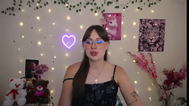Snapshot of Amanda_Bright_ chatting on 07/04/26, 07:04 Amanda Bright online show from 07/04/26, 07:04