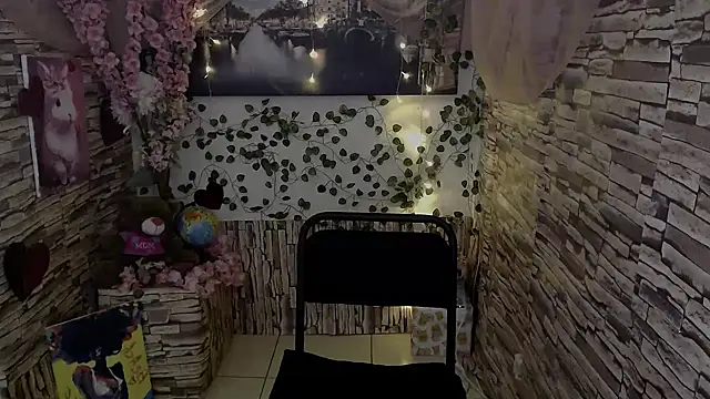 Snapshot of Amanda_Bright_ chatting on 10/18/25, 11:23 Amanda Bright online show from 10/18/25, 11:23