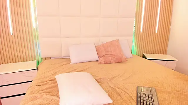 Elody rousse online show from 10/31/25, 12:13