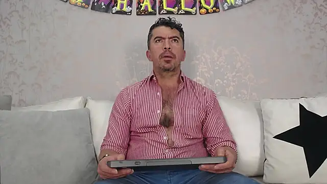 Snapshot of JuanKFit_45 chatting on 10/30/25, 01:31 JuanKFit 45 online show from 10/30/25, 01:31