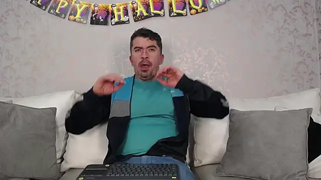 Snapshot of JuanKFit_45 chatting on 10/31/25, 01:30 JuanKFit 45 online show from 10/31/25, 01:30