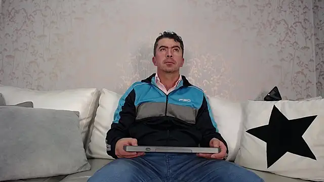 Snapshot of JuanKFit_45 chatting on 11/05/25, 01:36 JuanKFit 45 online show from 11/05/25, 01:36