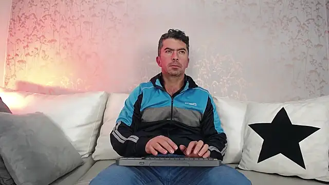 Snapshot of JuanKFit_45 chatting on 11/07/25, 01:37 JuanKFit 45 online show from 11/07/25, 01:37