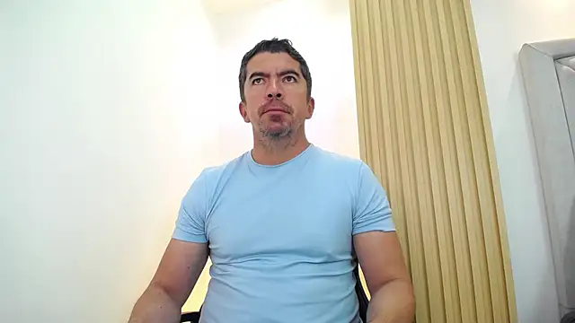 Snapshot of JuanKFit_45 chatting on 04/24/26, 01:02 JuanKFit 45 online show from 04/24/26, 01:02