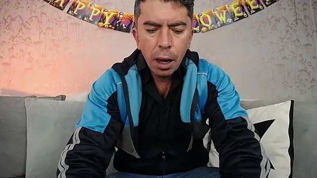 Snapshot of JuanKFit_45 chatting on 10/24/25, 01:54 JuanKFit 45 online show from 10/24/25, 01:54