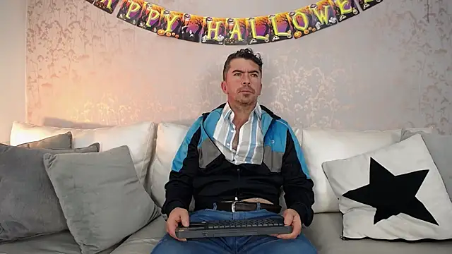 Snapshot of JuanKFit_45 chatting on 10/28/25, 01:54 JuanKFit 45 online show from 10/28/25, 01:54