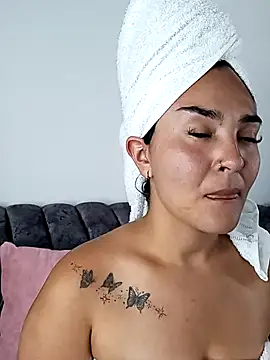 Snapshot of meli__brown chatting on 10/28/25, 03:51 meli brown online show from 10/28/25, 03:51