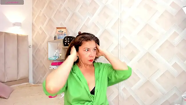 Snapshot of Clhoe_Johnson chatting on 07/16/26, 12:57 Clhoe Johnson online show from 07/16/26, 12:57