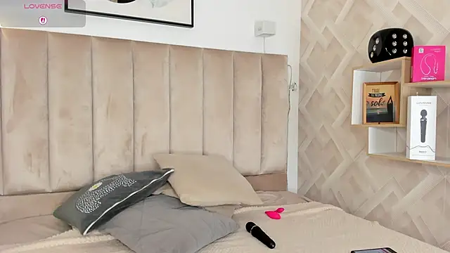 Clhoe Johnson online show from 10/21/25, 12:59