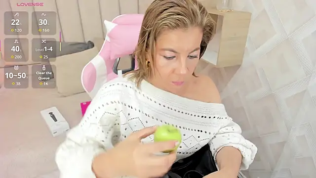 Clhoe Johnson online show from 12/17/25, 12:21