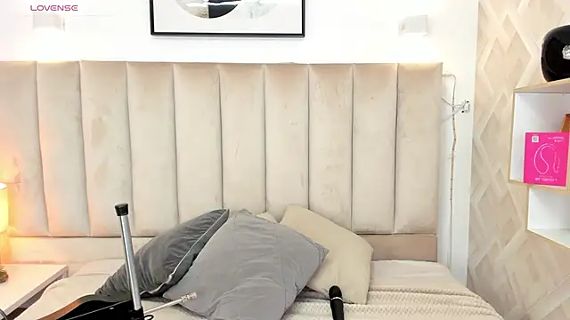 Clhoe Johnson online show from 11/27/25, 07:36