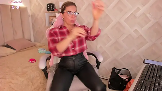 Clhoe Johnson online show from 05/06/26, 12:53
