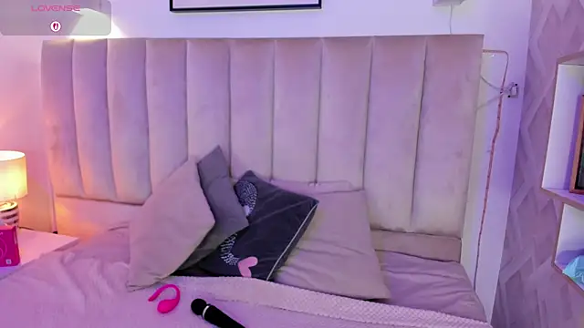 Clhoe Johnson online show from 10/27/25, 12:06