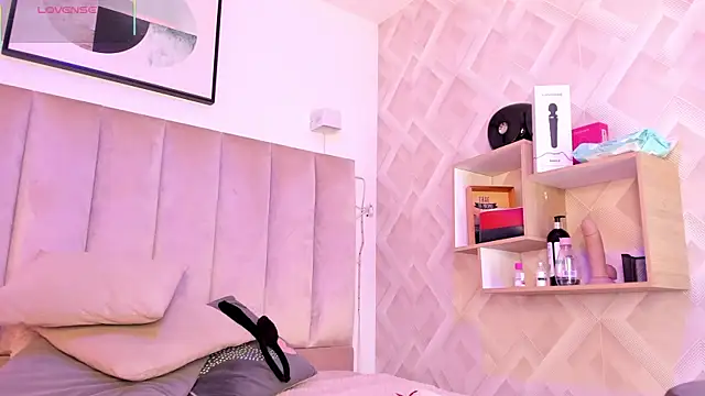 Clhoe Johnson online show from 10/31/25, 12:57