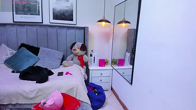 Clhoe Johnson online show from 11/08/25, 12:20