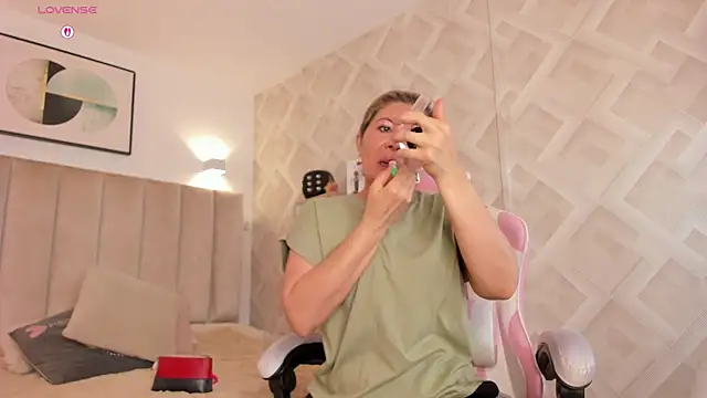 Clhoe Johnson online show from 04/11/26, 12:31