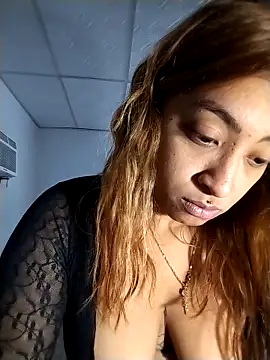 Snapshot of shanell_saenz chatting on 02/04/26, 01:44 shanell saenz online show from 02/04/26, 01:44