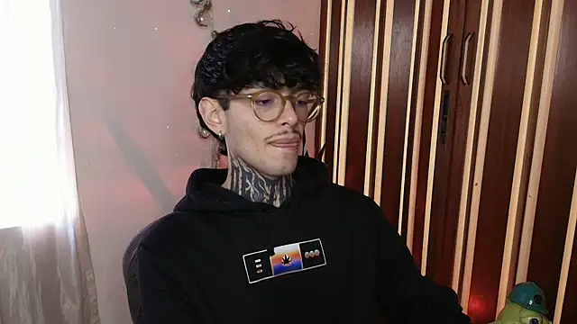 Snapshot of Mihail_leroy chatting on 12/19/25, 08:11 Mihail leroy online show from 12/19/25, 08:11