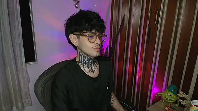 Snapshot of Mihail_leroy chatting on 11/29/25, 01:28 Mihail leroy online show from 11/29/25, 01:28