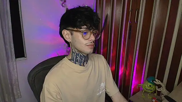 Snapshot of Mihail_leroy chatting on 11/27/25, 03:18 Mihail leroy online show from 11/27/25, 03:18