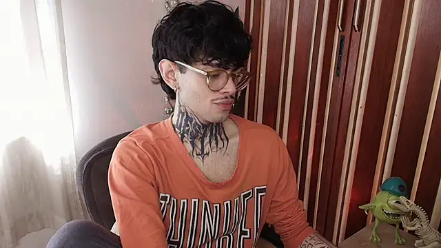 Snapshot of Mihail_leroy chatting on 12/18/25, 03:27 Mihail leroy online show from 12/18/25, 03:27