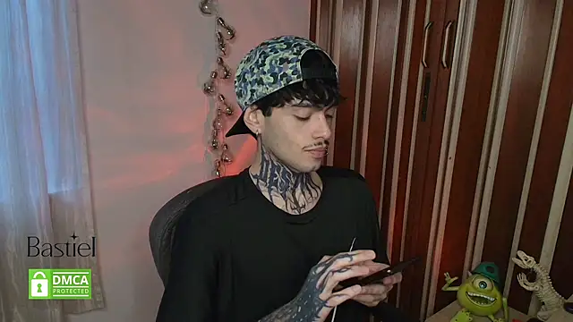 Snapshot of Mihail_leroy chatting on 10/14/25, 10:42 Mihail leroy online show from 10/14/25, 10:42